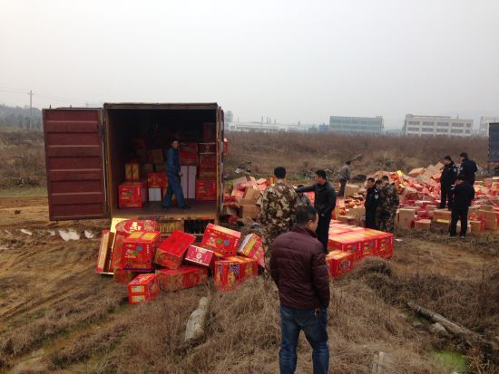 安吉消防等部门集中销毁650箱非法烟花爆竹_