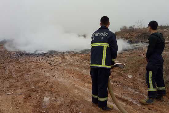 安吉消防等部门集中销毁650箱非法烟花爆竹_