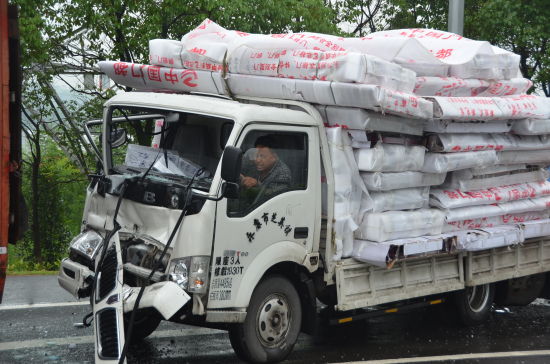 浙江武义发生三车连环追尾事故 消防大队紧急