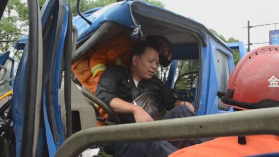 浙江武义发生三车连环追尾事故 消防大队紧急