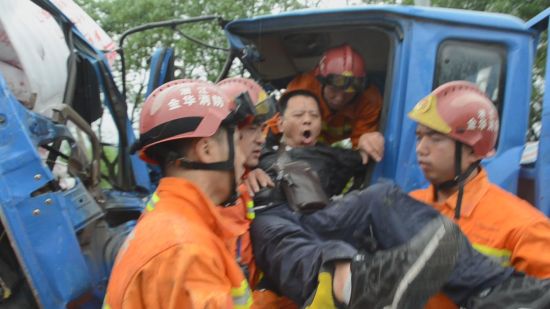 浙江武义发生三车连环追尾事故 消防大队紧急