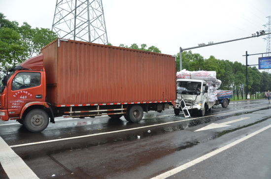 浙江武义发生三车连环追尾事故 消防大队紧急