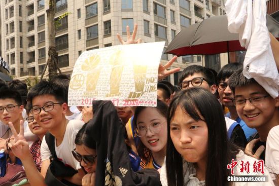 NBA球星库里现身浙江杭州 球迷热情高涨