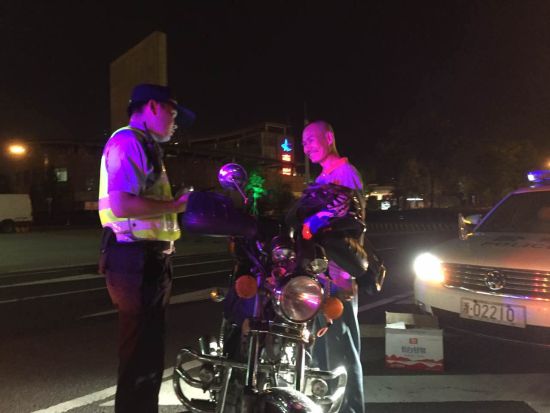 G15沈海高速惊现2辆摩托车 最终被查罚款100