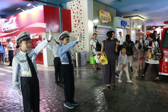 变身交警模拟指挥 杭州小学生以身示范宣传安