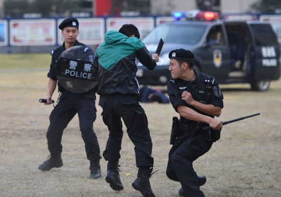 杭州公安特警进行反恐处突实战演练